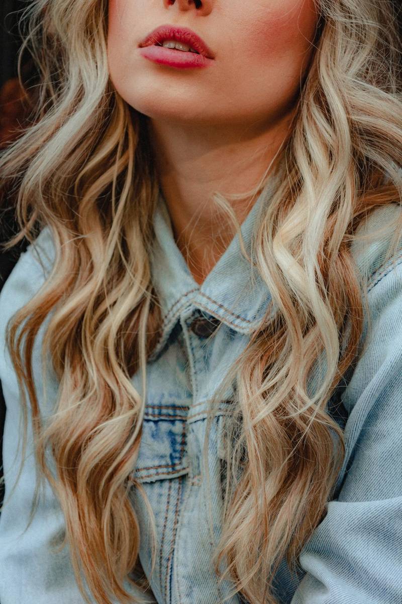Long, wavy blended blonde hair